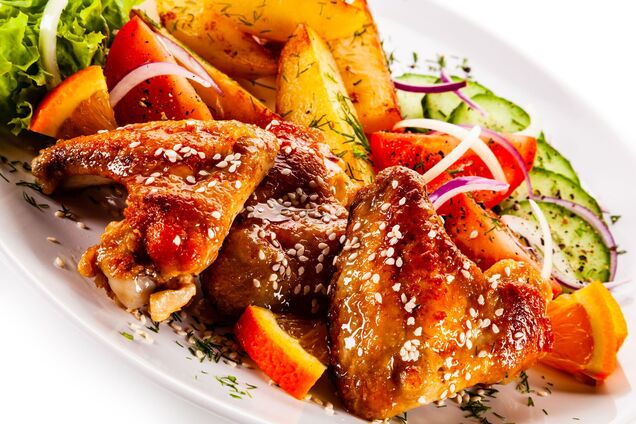 Зимний вариант ароматных запеченных крыльев: какой сезонный фрукт можно добавить