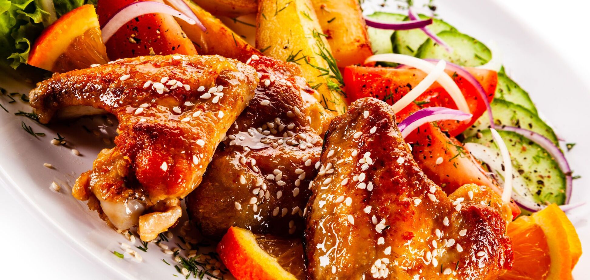 Зимний вариант ароматных запеченных крыльев: какой сезонный фрукт можно добавить