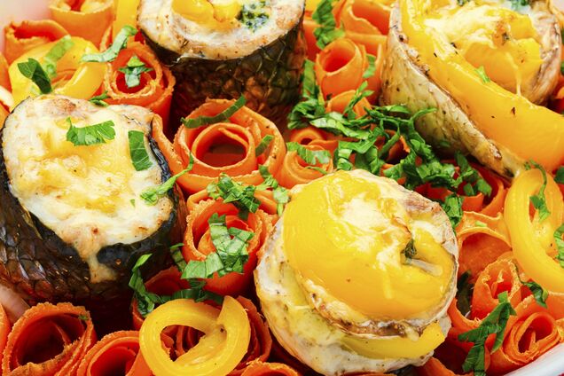 Так скумбрию вы еще не готовили: как вкусно запечь рыбу рулетиками с морковью и луком