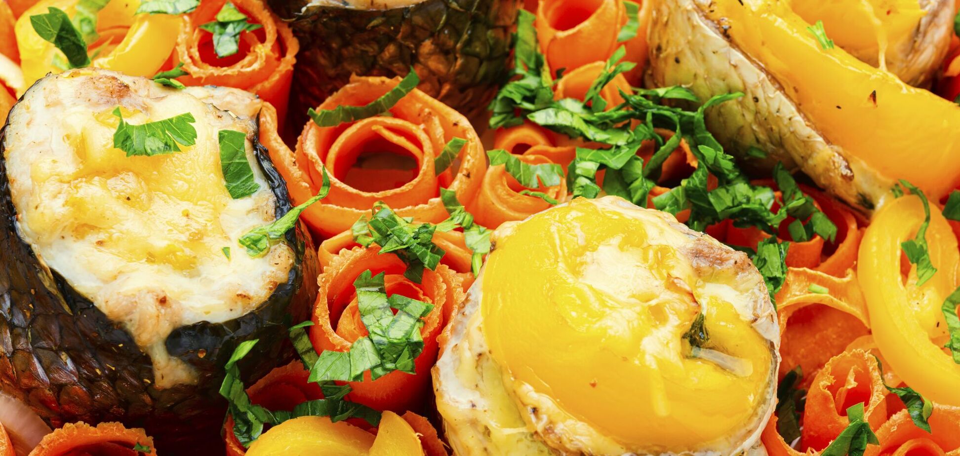 Так скумбрию вы еще не готовили: как вкусно запечь рыбу рулетиками с морковью и луком