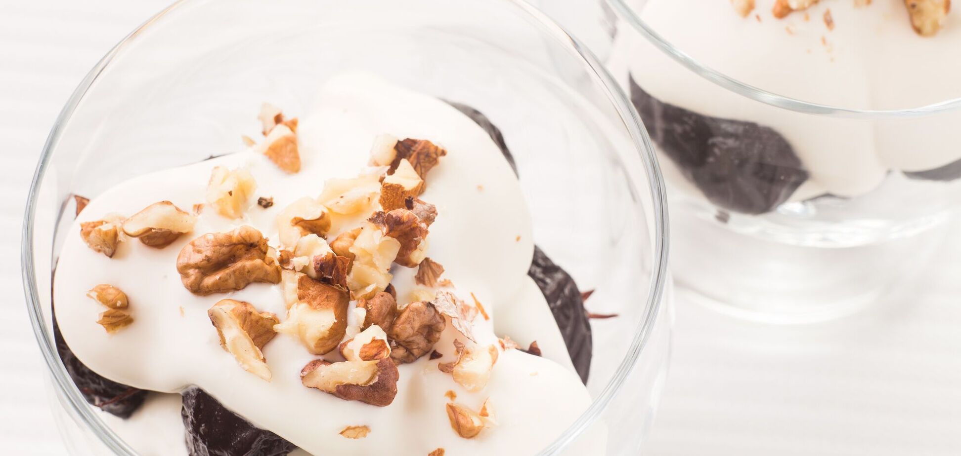 Десерт, который помнят целые поколения: как приготовить чернослив с орехами в сметане на праздники