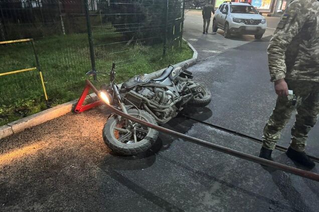 Чоловік на мотоциклі намагався прорватися з України до Румунії: чим все скінчилось. Фото і відео