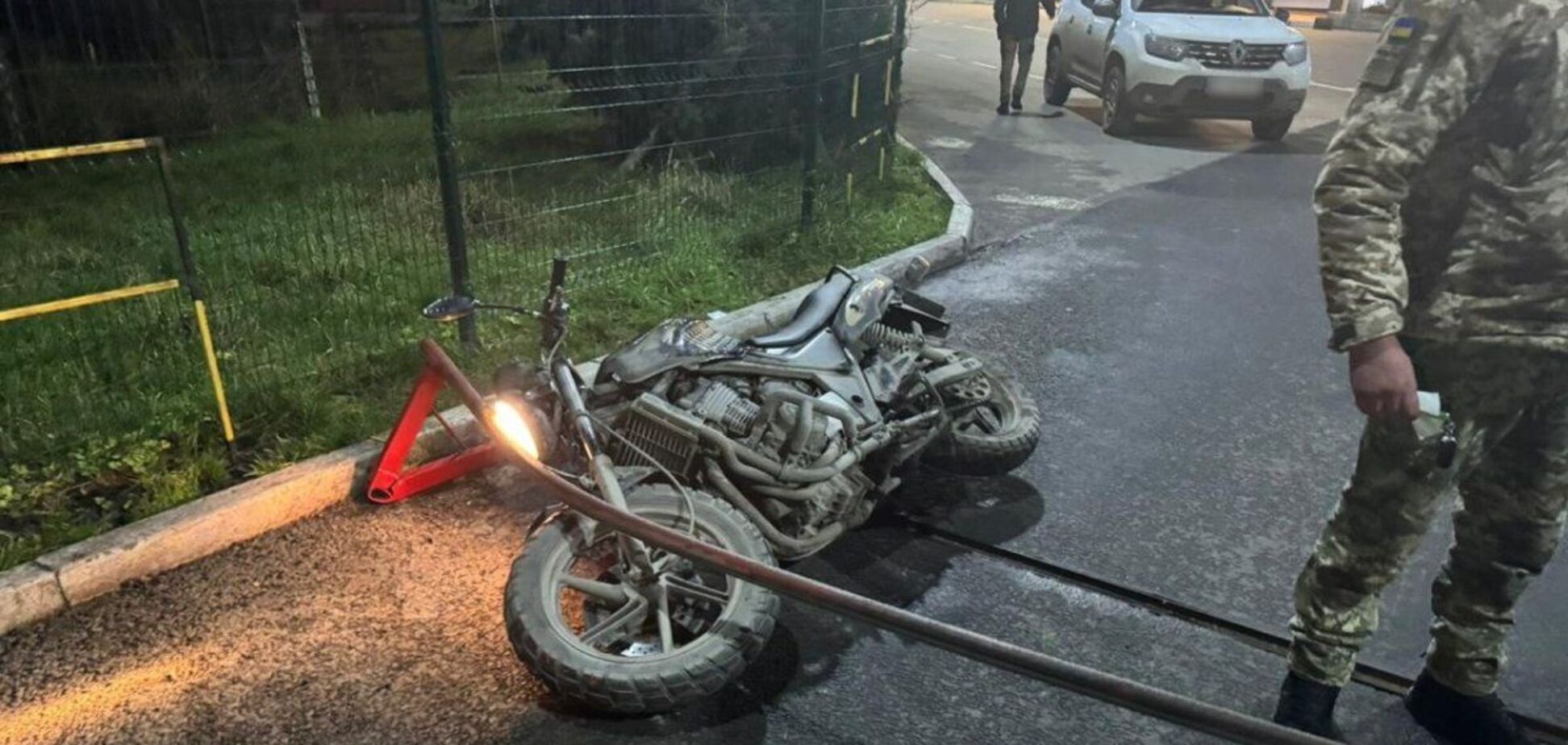 Мужчина на мотоцикле пытался прорваться из Украины в Румынию: чем все закончилось. Фото и видео