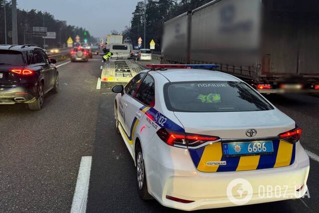 В Киеве на оживленном шоссе произошло ДТП с участием трех грузовиков: возникла пробка. Подробности, фото и видео