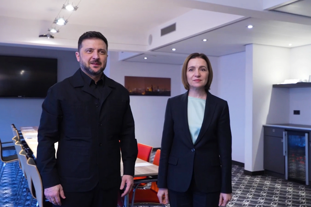 'Маємо продовжувати тиск на Росію': Зеленський зустрівся з президенткою Молдови в Гаазі. Відео