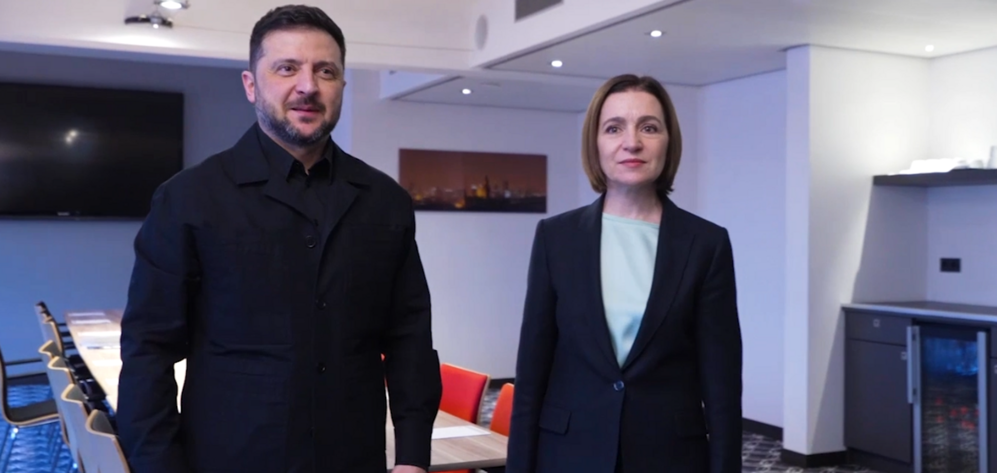 'Должны продолжать давление на Россию': Зеленский встретился с президентом Молдовы в Гааге. Видео