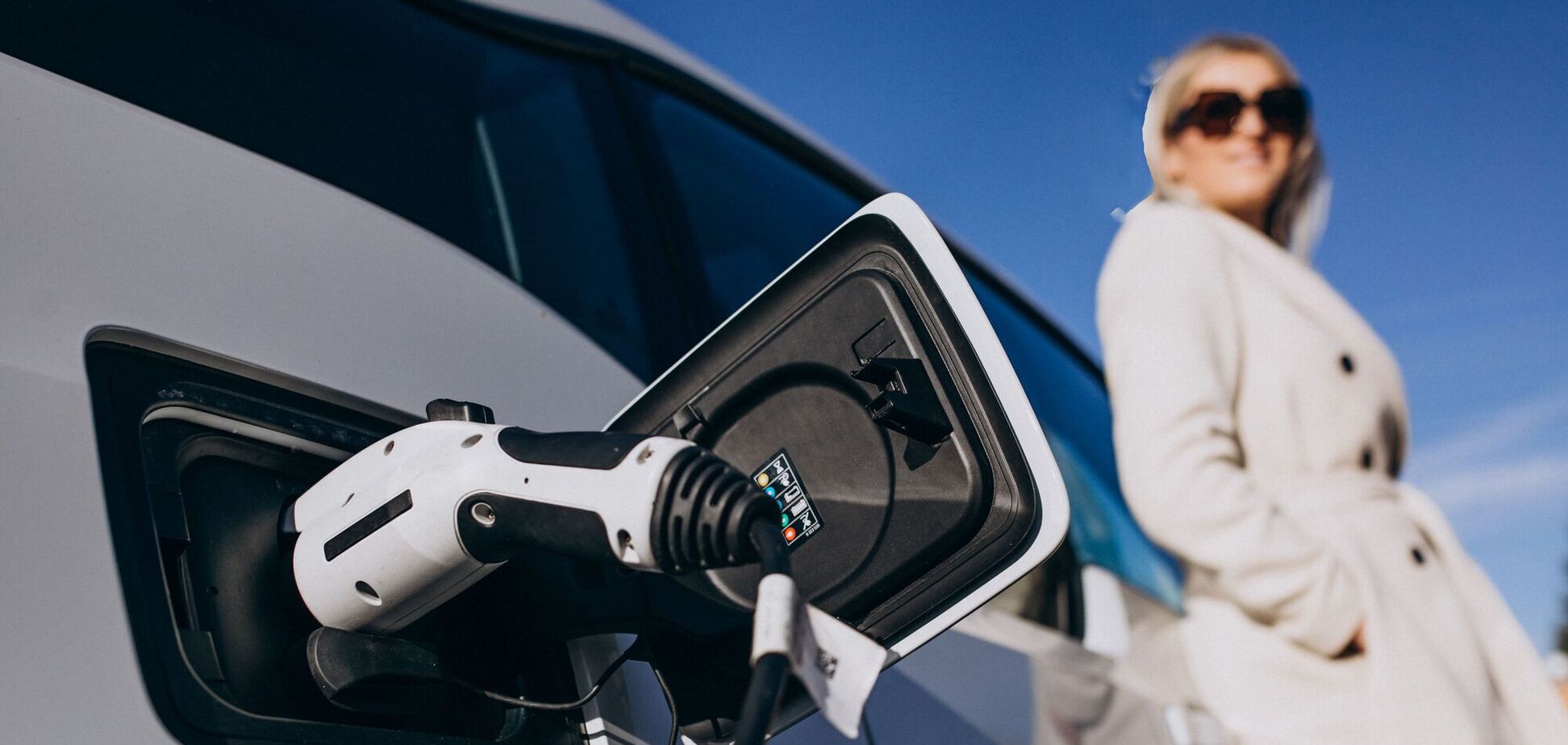 Иллюстрация - зарядка электромобиля