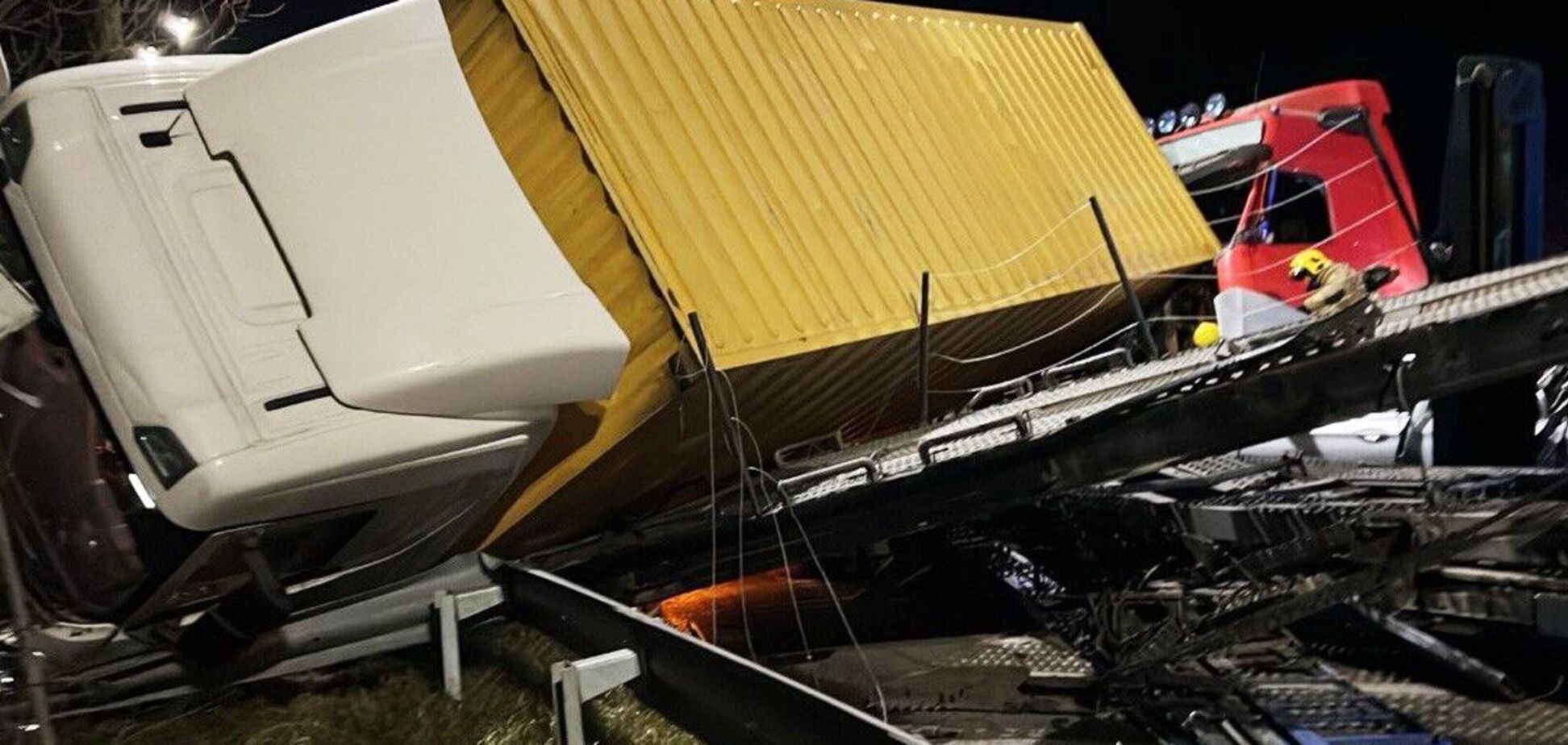 На Рівненщині сталася ДТП за участі чотирьох авто: є постраждалі. Фото