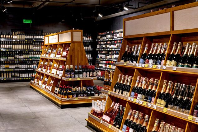 Полиці з вином в Україні в супермаркеті Сільпо. Ілюстрація