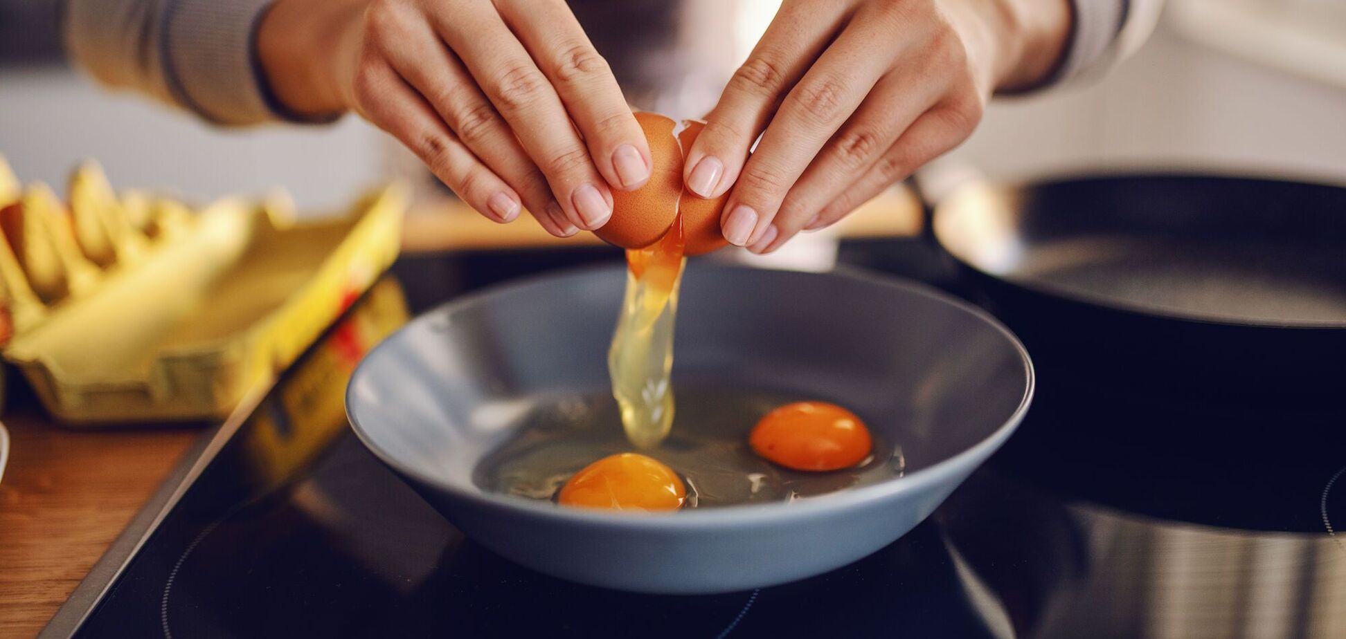 Жарить яичницу на масле не стоит: чем еще можно полить посуду, чтобы было вкуснее