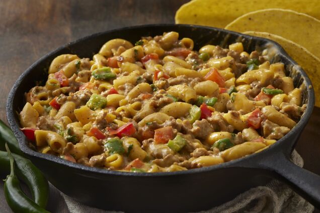 Як смачно приготувати макарони на вечерю: з сирним соусом та фаршем