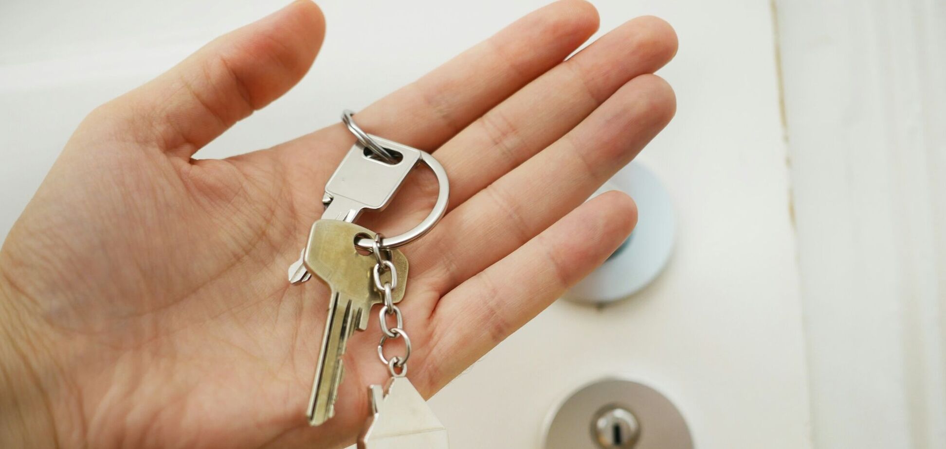 Иллюстрация - ключи в руке