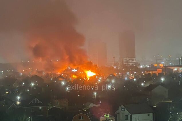 У Ростові та Батайську пролунали вибухи: уражено танкер, спалахнули пожежі. Фото і відео