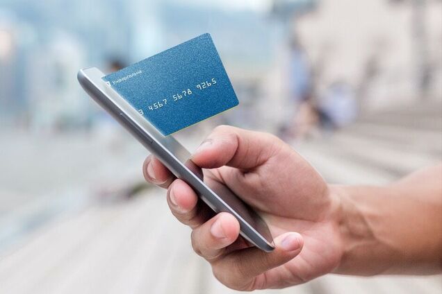 Ілюстрація - додаток Приват24 і картка ПриватБанк