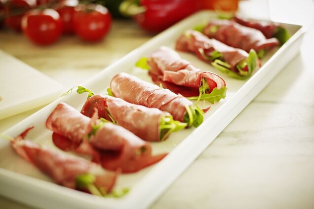 Рулетики з шинки для святкового столу: як приготувати святкову закуску