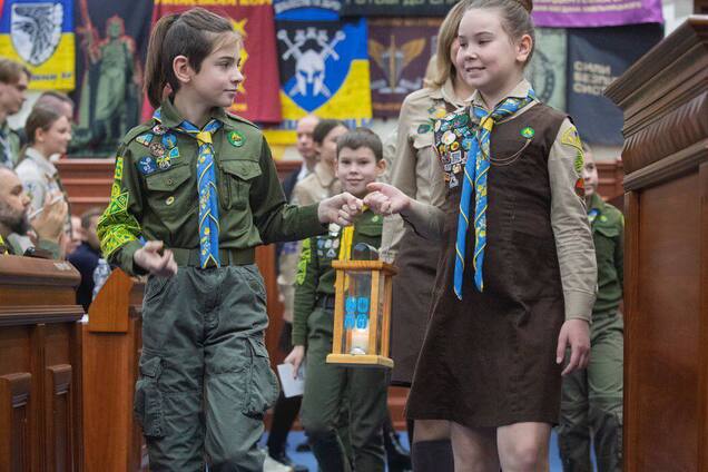 'Пласт' передав Київраді Вифлеємський вогонь. Фото