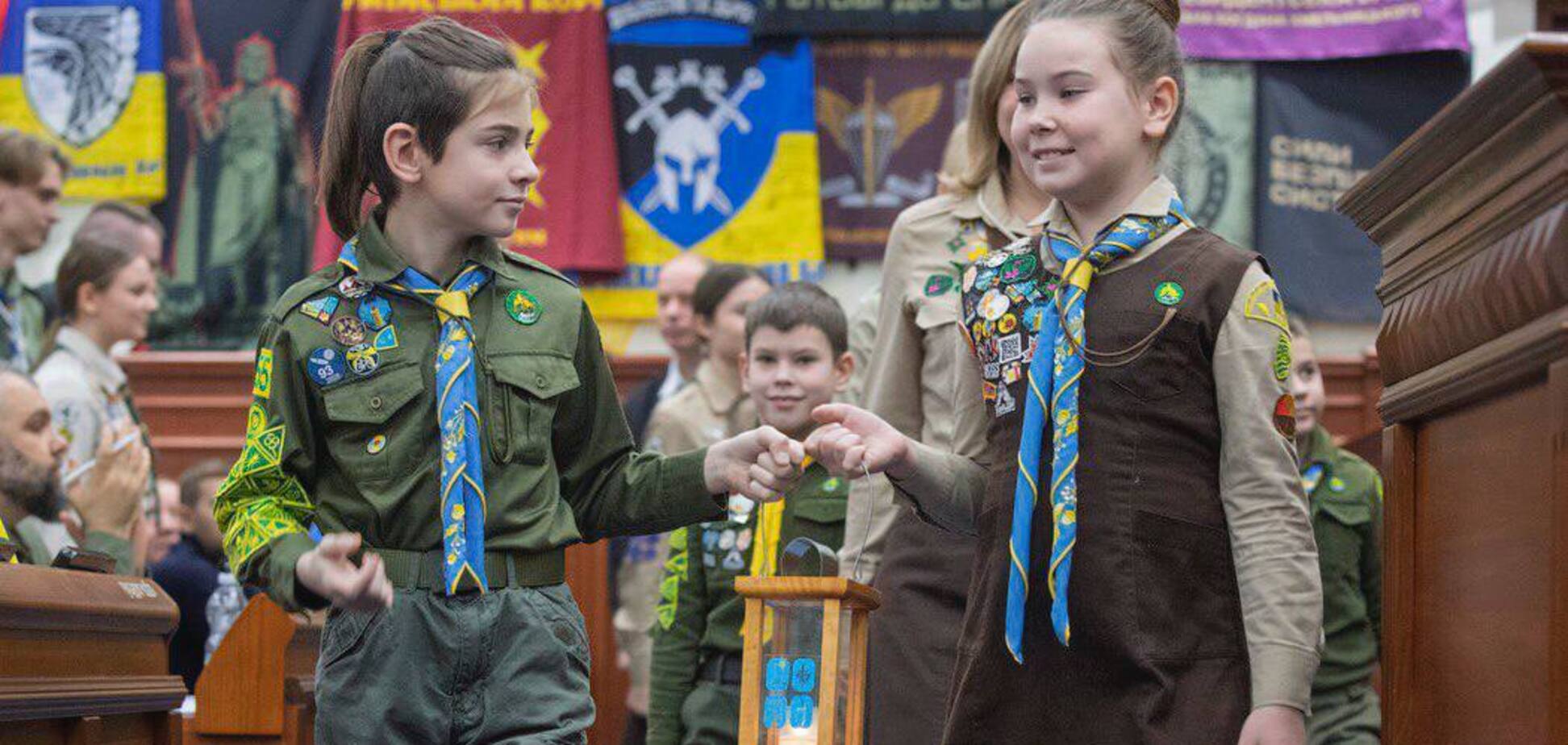 'Пласт' передав Київраді Вифлеємський вогонь. Фото