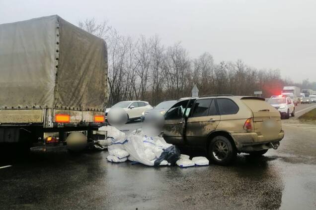 На Киевщине столкнулись грузовик и легковушка: есть пострадавшие, на Житомирской трассе возникла пробка. Фото и видео