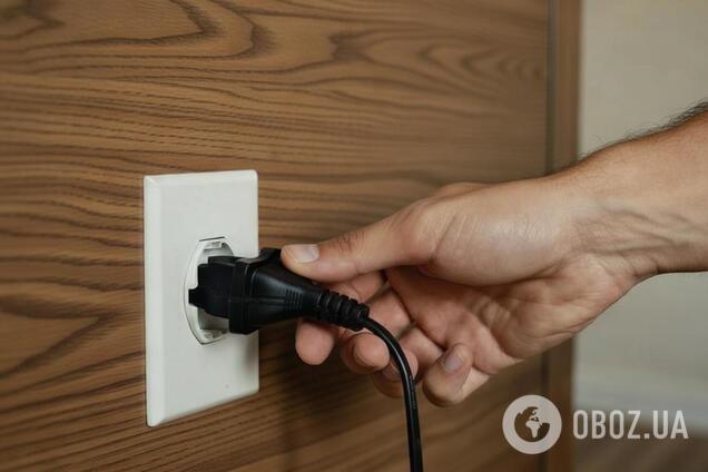 Будете платить значительно меньше: какие электроприборы следует выключить из розетки