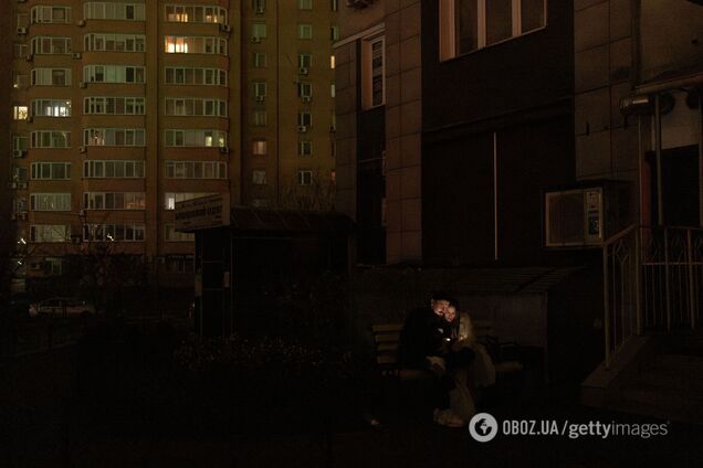 Иллюстрация: двор жилого дома во время отключений электроэнергии в Украине в декабре 2025 года