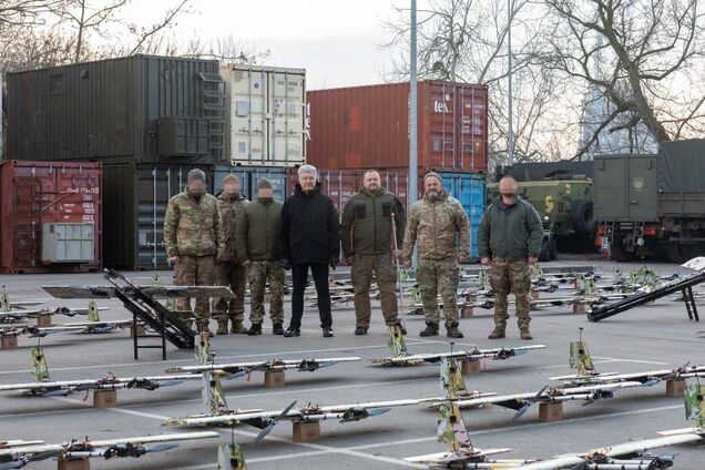 Подарок к Рождеству: фронтовые бригады получили 100 дронов-камикадзе 'Молния' от Порошенко