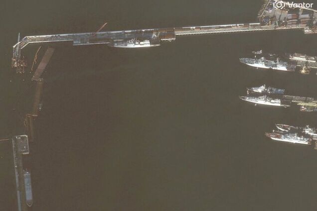 Задействовали баржи: россияне перекрыли вход к стоянке военных кораблей в Новороссийске после удара СБУ. Фото