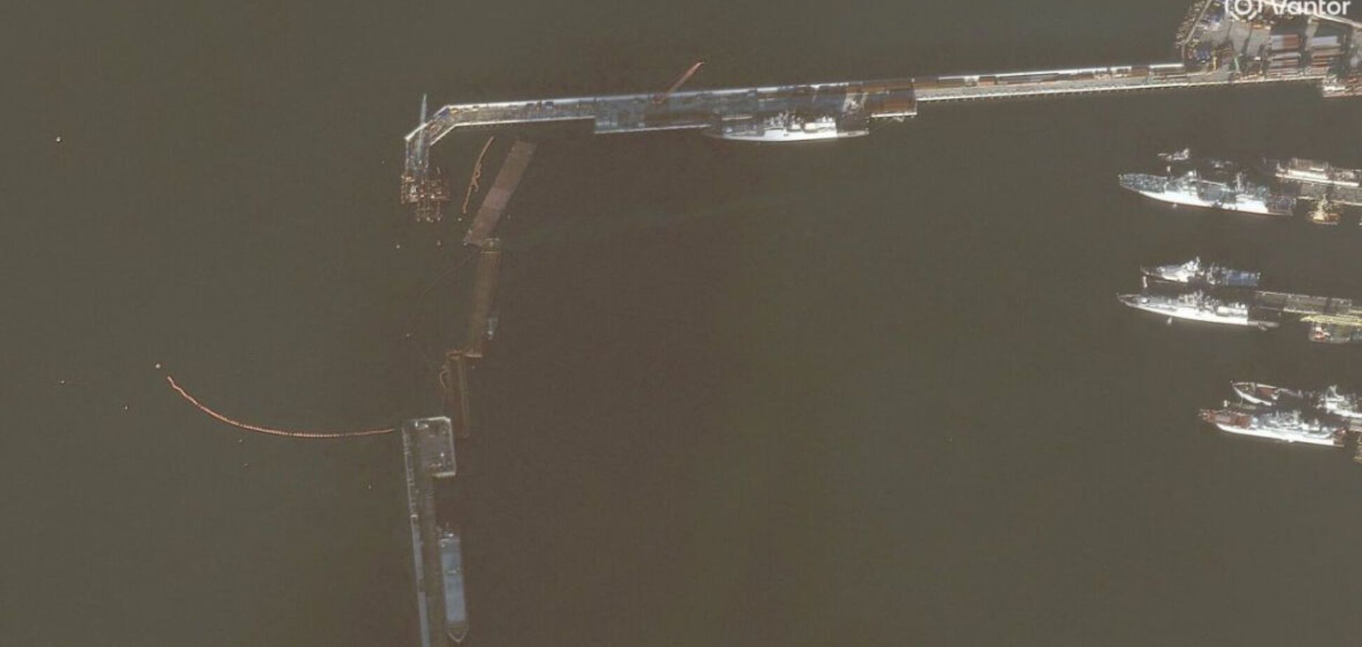 Задіяли баржі: росіяни перекрили вхід до стоянки військових кораблів у Новоросійську після удару СБУ. Фото