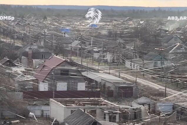 Изуродованные здания и 'паутина' из дронов: военные показали, как выглядит Лиман с высоты. Видео