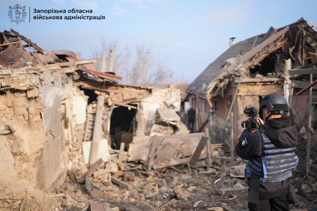 Під ударом був житловий сектор: окупанти атакували Запоріжжя, постраждали семеро людей. Фото та відео