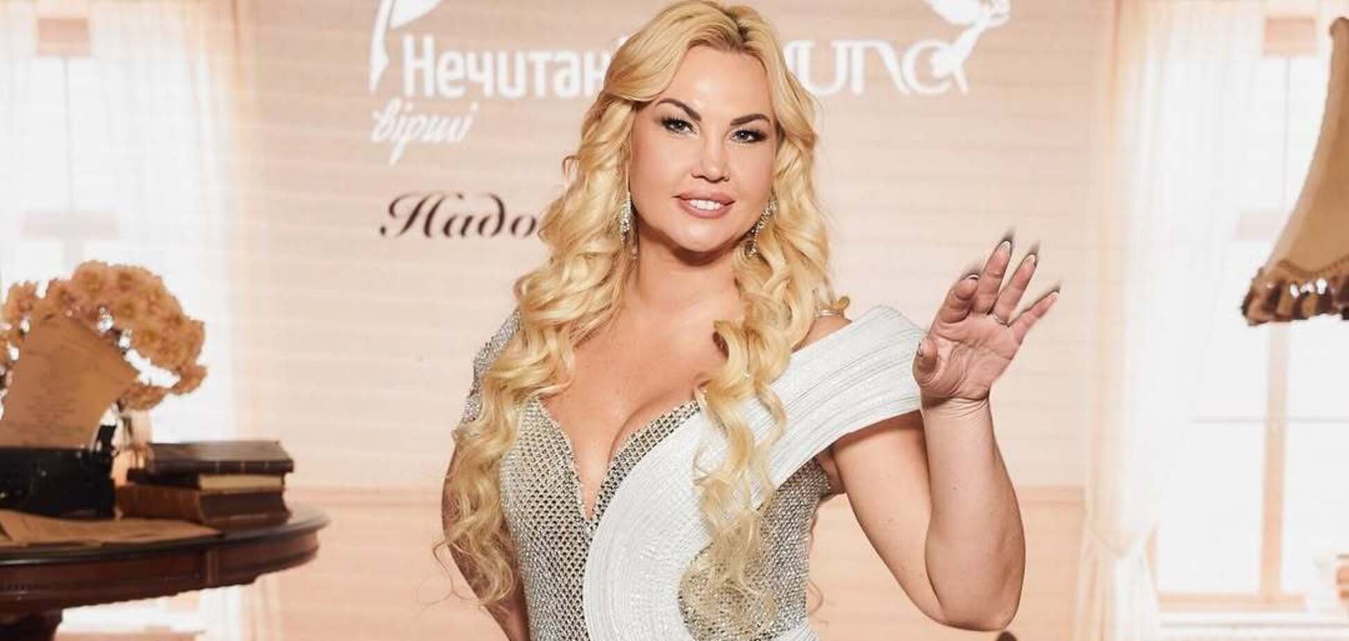 Камалія засліпила 15-кілограмовою сукнею з камінням Сваровські, яку не одягає без охорони. Фото