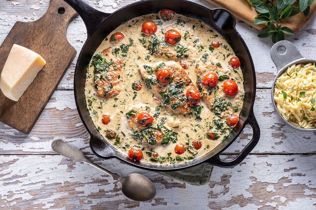 Сочное и очень нежное куриное филе: добавьте грибной соус: добавьте грибной соус