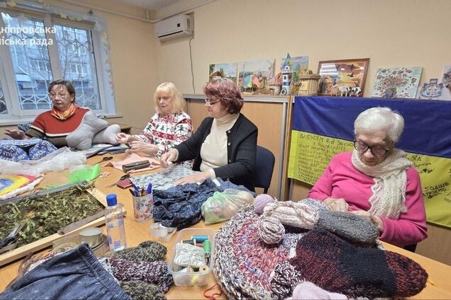 'Бабушки для ВСУ': волонтеры из Днепра передали защитникам более 12 тысяч изделий