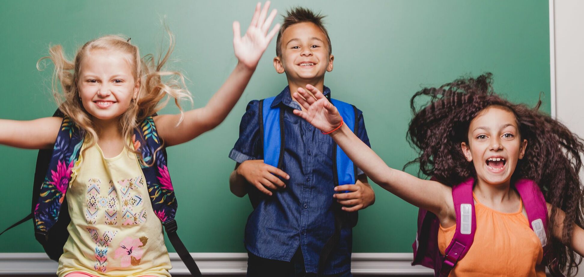 'Дітям весело і цікаво, а я в 90-х співала під баян'. Ритмічна фізкультхвилинка на уроці музики підкорила мережу