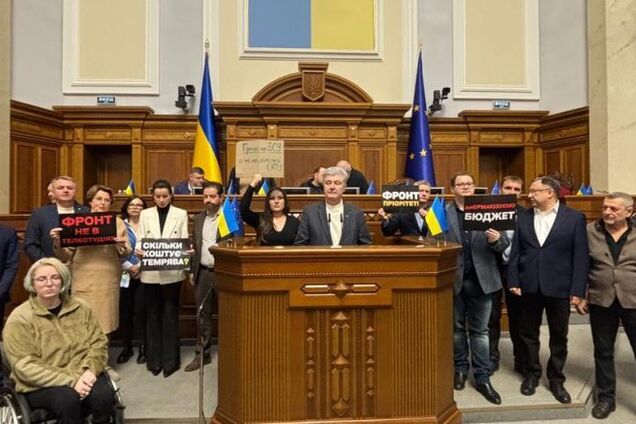 'Мы готовы участвовать в коалиции': Порошенко призвал власть к сотрудничеству ради преодоления тройного кризиса в Украине