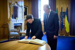 Зеленский прибыл с визитом в Ирландию и провел ряд встреч. Все подробности и видео