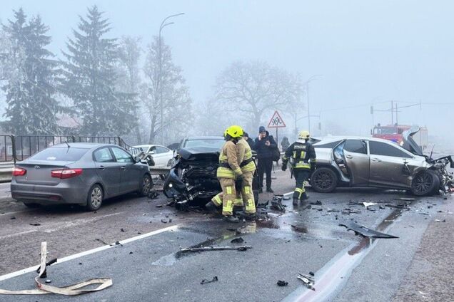 Масштабное ДТП парализовало движение на трассе 'Киев-Чоп': фото с места