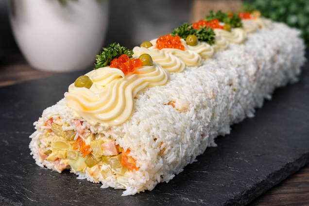 Оливье по-новому: как подать привычное блюдо в виде рулета