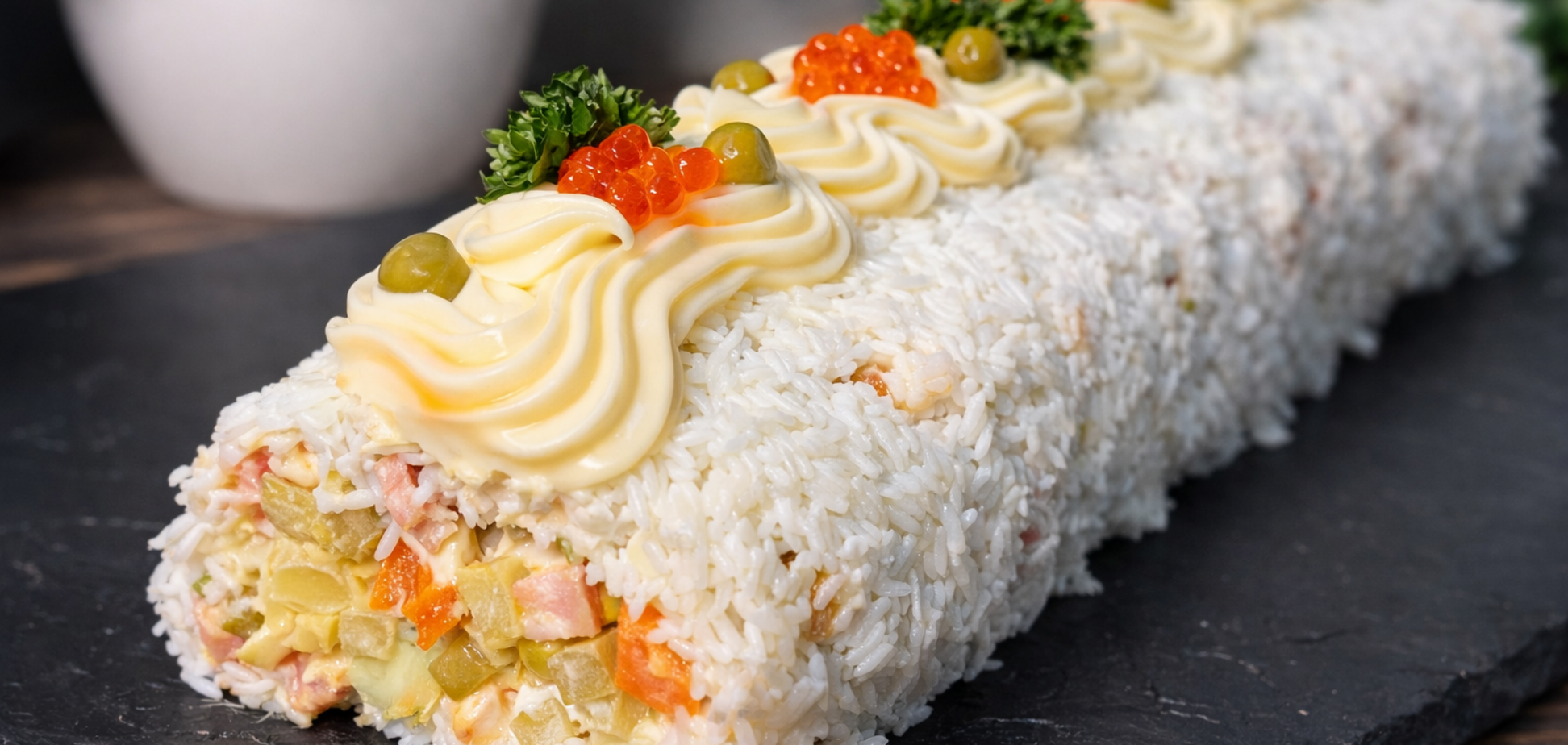 Оливье по-новому: как подать привычное блюдо в виде рулета