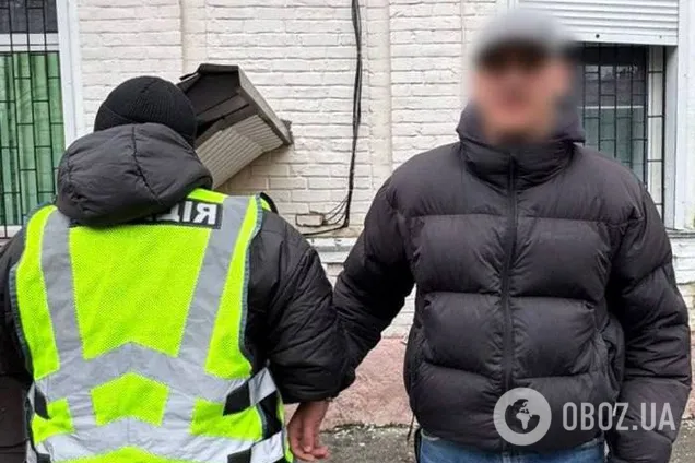 В Киеве мужчина в вагоне метро распылил газовый баллончик и устроил драку. Фото