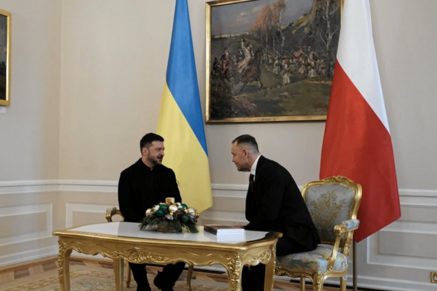 Навроцький вручив Зеленському книгу 'Документи Волинського злочину': у чому символізм