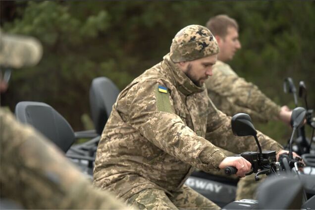 Спецтранспорт для бездоріжжя: 'Сталевий фронт' Ахметова передав 157-й бригаді квадроцикли та 'штаб на колесах'