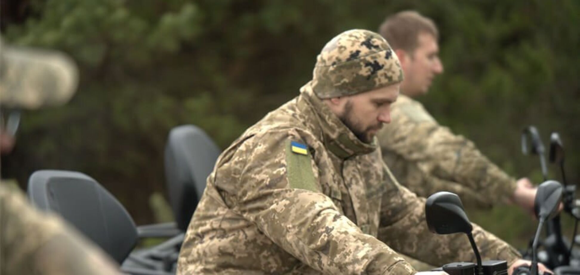 Спецтранспорт для бездоріжжя: 'Сталевий фронт' Ахметова передав 157-й бригаді квадроцикли та 'штаб на колесах'