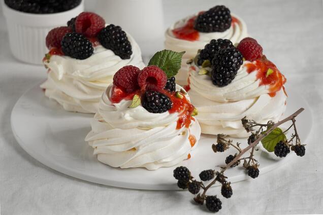 'Павлова' з малиновим кюлі: як приготувати вишуканий десерт на свята