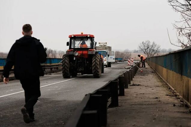 На Одещині відновили рух по трасі в Маяках, де окупанти били по мосту