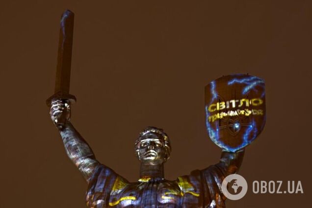 'Світло тримається': у найдовшу ніч Батьківщина-Мати засяяла жовто-блакитними кольорами. Фото