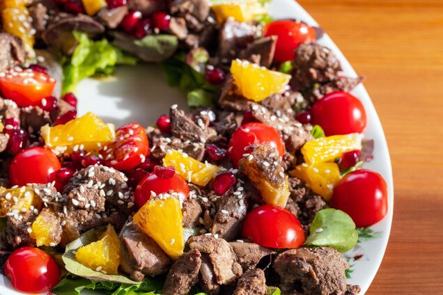 Праздничный теплый салат с печенью и апельсинами: делимся прости рецептом