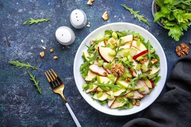 Який фрукт поєднати з куркою в салаті, щоб було смачно: ідея святкової та вишуканої страви