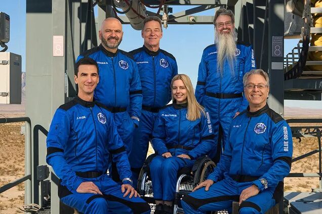 У США вперше запустили у космос людину на кріслі колісному: стартову вежу обладнали ліфтом