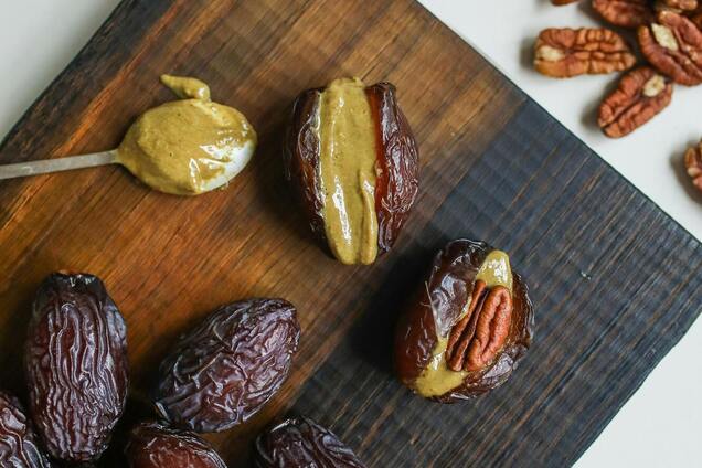 С чем полезнее и вкуснее всего есть финики: делимся советами и рецептом новогодней закуски