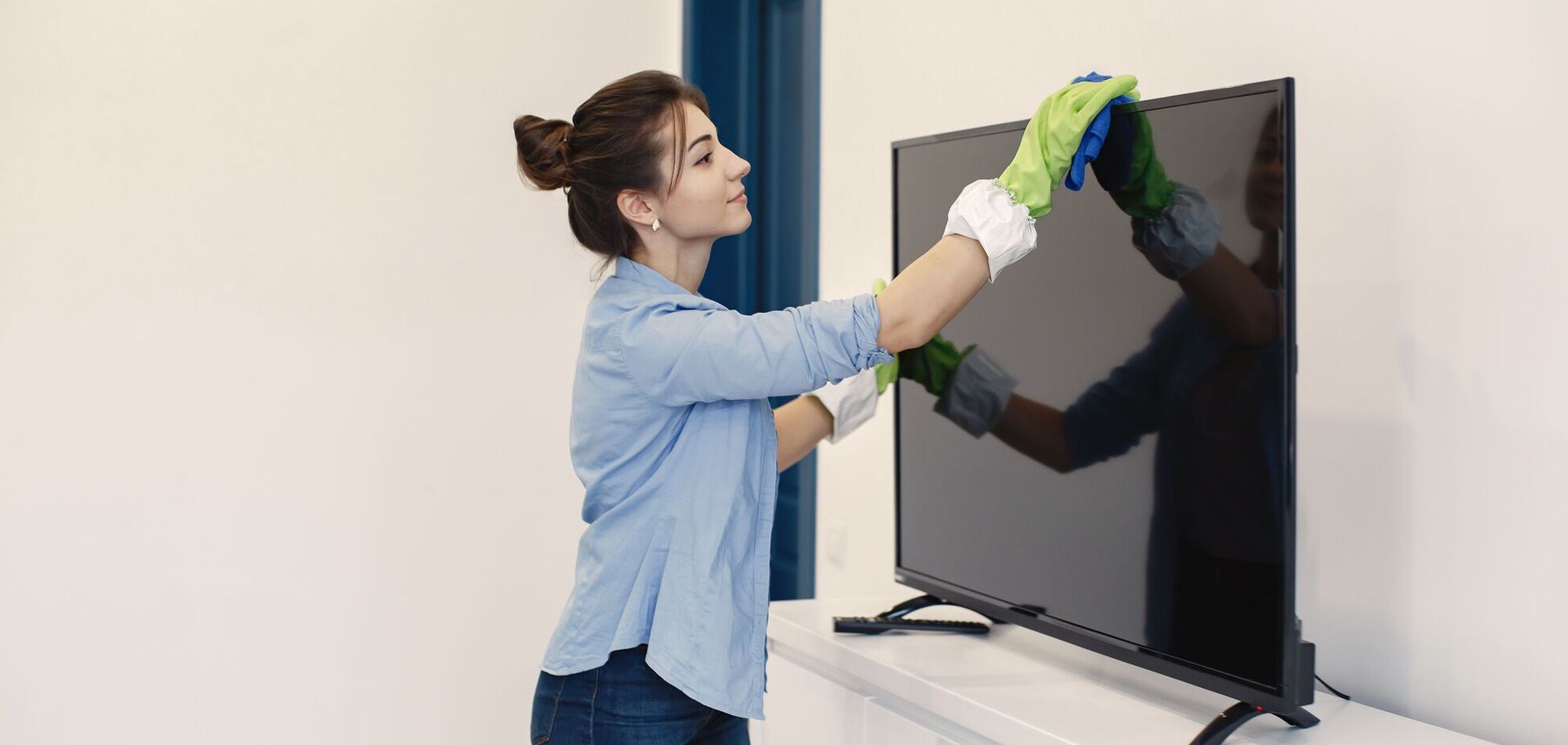 Зачем протирать телевизор уксусом: раскрыта действенная хитрость